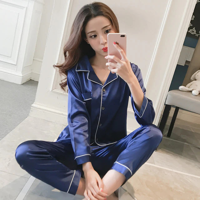 Pyjama Femme en Satin Bleu Marine – MaHousseEtMoi